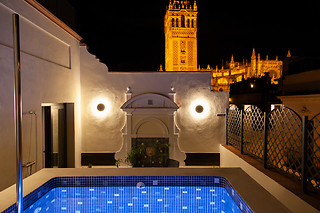 Una noche con cena y espectáculo para 2 en Welldone Cathedral en Sevilla