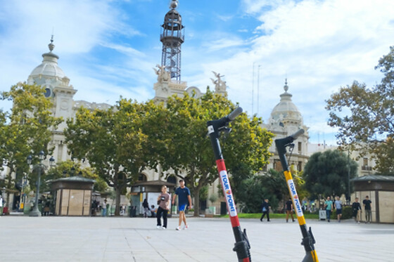 Un alquiler de patinete para 2 en Tourpoint en Valencia