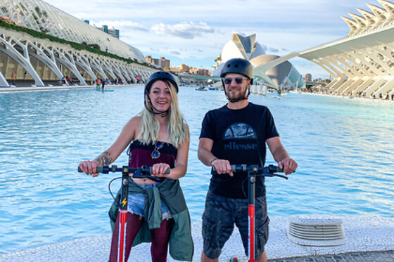 Un alquiler de patinete para 2 en Tourpoint en Valencia