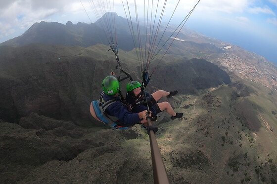 Un vuelo en parapente para 2 en Letsfly Paragligling en Adeje (Santa Cruz de Tenerife)
