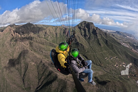 Un vuelo en parapente para 2 en Letsfly Paragligling en Adeje (Santa Cruz de Tenerife)