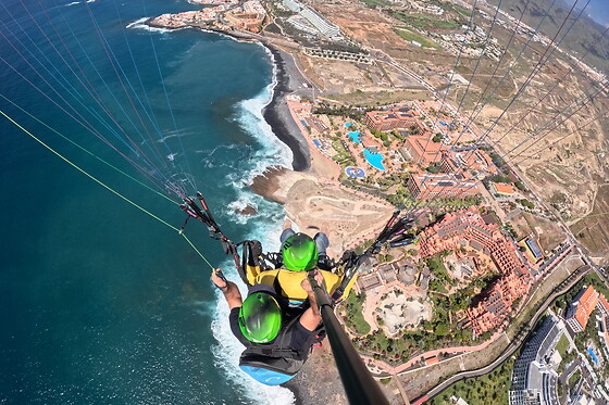 Un vuelo en parapente para 2 en Letsfly Paragligling en Adeje (Santa Cruz de Tenerife)