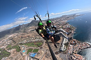 Un vuelo en parapente para 2 en Letsfly Paragligling en Adeje (Santa Cruz de Tenerife)