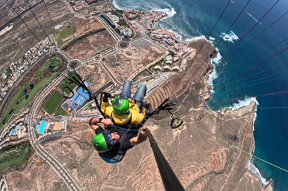 Un vuelo en parapente para 2 en Letsfly Paragligling en Adeje (Santa Cruz de Tenerife)