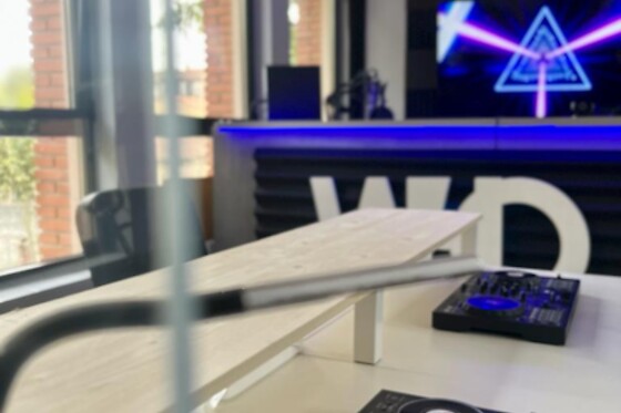 Una experiencia de DJ para 1 en Who is in da School en Simancas (Valladolid)