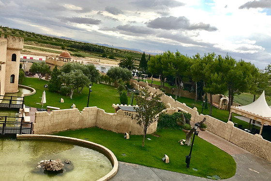 Una noche con desayuno para 2 adultos y 1 niño en Hotel Castillo Bonavía***  en Pedrola (Zaragoza)