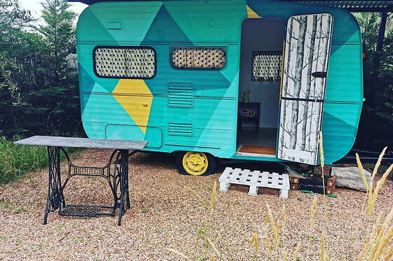 Una noche con desayuno para 2 en Caravan Glamping en Jarandilla de la Vera (Cáceres)