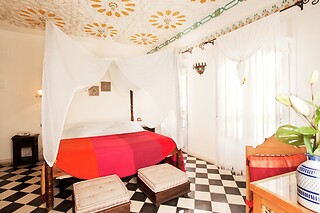 Disfrute de una noche en habitación romántica, un masaje y desayuno para 2 en Hotel Boutique Alcoba del Rey de Sevilla*** en Sevilla