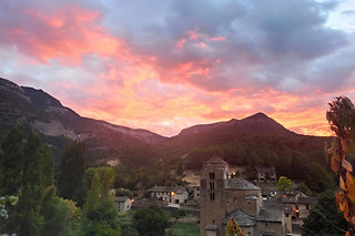 Dos noches en habitación superior con desayunos para 2 en Hotel Rural El Mirador de los Pirineos**** en Santa Cruz de la Serós (Huesca)