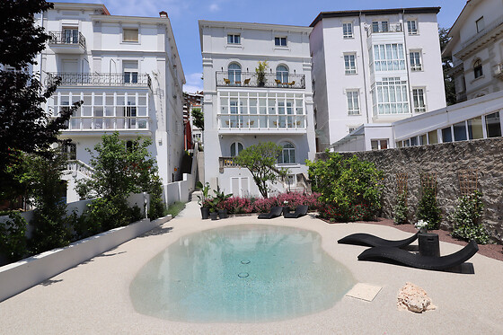 Una noche con desayuno + kit romántico para 2 en Sercotel El Balcón de la Bahía Suites en Santander