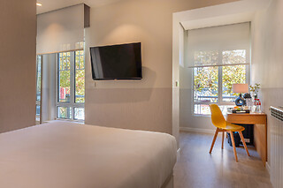 Una noche con desayuno + kit romántico para 2 en Sercotel El Balcón de la Bahía Suites en Santander