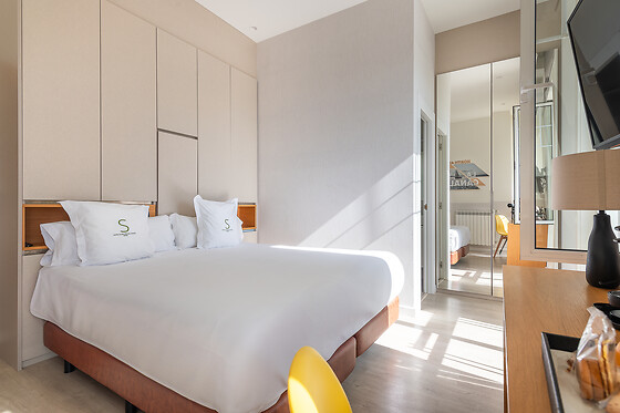 Una noche con desayuno + kit romántico para 2 en Sercotel El Balcón de la Bahía Suites en Santander