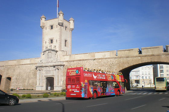 Un tour panorámico en bus para 2 en City Sightseeing Cádiz en Cádiz