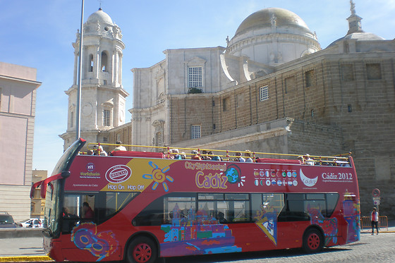 Un tour panorámico en bus para 2 en City Sightseeing Cádiz en Cádiz