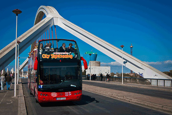 Un tour panorámico en autobús para 2 en City Sightseeing Sevilla en Sevilla
