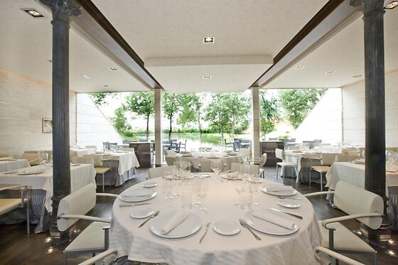 Una noche en bungalow suite con cena para 2 en Complejo la Cigüeña en Arganda del Rey (Madrid)