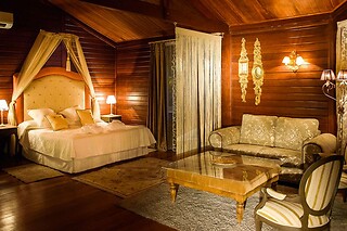 Una noche en bungalow suite con cena para 2 en Complejo la Cigüeña en Arganda del Rey (Madrid)