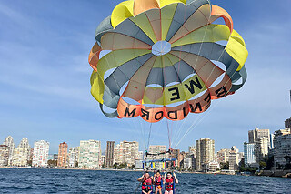Una experiencia en Parasailing para 1 en Deportes Náuticos Carlos Serrano en Benidorm (Alicante)