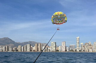 Una experiencia en Parasailing para 1 en Deportes Náuticos Carlos Serrano en Benidorm (Alicante)