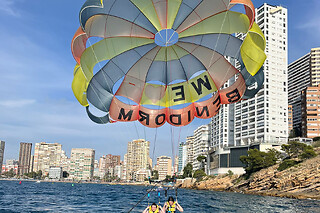 Una experiencia en Parasailing para 1 en Deportes Náuticos Carlos Serrano en Benidorm (Alicante)