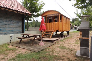 Dos noches en bungalow vagón de tren con desayunos para 2 adultos y 1 niño en Camping Alguer - Bungalow Vagón de tren en Les Planes D´Hostoles (Girona)