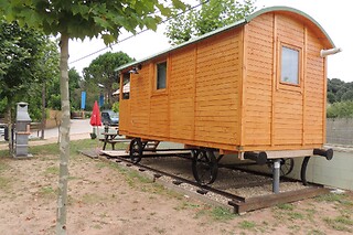 Dos noches en bungalow vagón de tren con desayunos para 2 adultos y 1 niño en Camping Alguer - Bungalow Vagón de tren en Les Planes D´Hostoles (Girona)