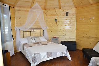 Una noche con desayuno en la cabaña para 2 adultos y 1 niño en Camping Alguer - Cabañas en los árboles en Les Planes D´Hostoles (Girona)