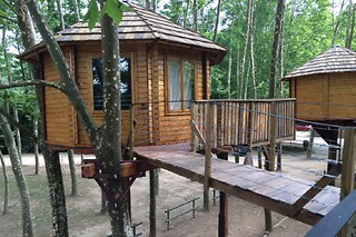 Una noche con desayuno en la cabaña para 2 adultos y 1 niño en Camping Alguer - Cabañas en los árboles en Les Planes D´Hostoles (Girona)