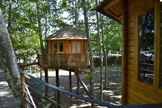 Una noche con desayuno en la cabaña para 2 adultos y 1 niño en Camping Alguer - Cabañas en los árboles en Les Planes D´Hostoles (Girona)