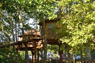Una noche con desayuno en la cabaña para 2 adultos y 1 niño en Camping Alguer - Cabañas en los árboles en Les Planes D´Hostoles (Girona)