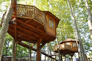 Una noche con desayuno en la cabaña para 2 adultos y 1 niño en Camping Alguer - Cabañas en los árboles en Les Planes D´Hostoles (Girona)
