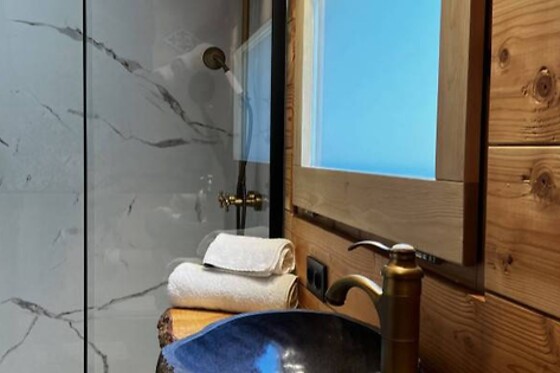Una noche con desayuno en la cabaña para 2 adultos y 1 niño Camping Alguer - Tienda Glamping Nima en  Les Planes D´Hostoles (Girona)