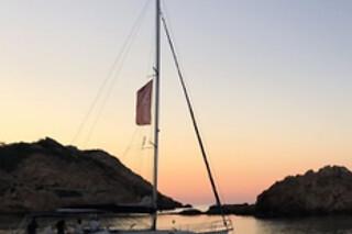 Un crucero compartido en catamarán premium open bar y aperitivos para 2 en con Tur Tur Experience en Barcelona