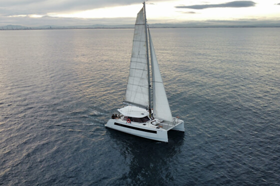 Un crucero compartido en catamarán premium open bar y aperitivos para 2 en con Tur Tur Experience en Barcelona