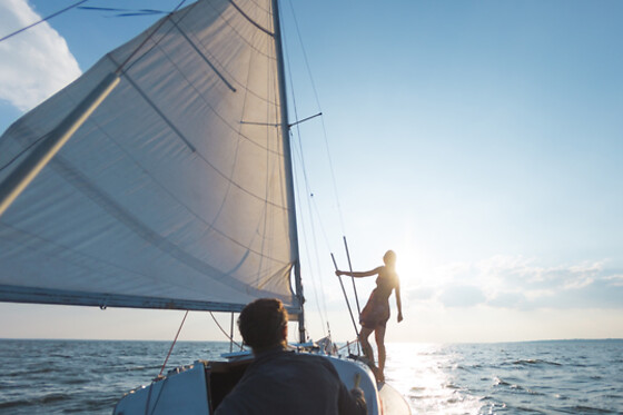 Un crucero compartido en catamarán premium open bar y aperitivos para 2 en con Tur Tur Experience en Barcelona