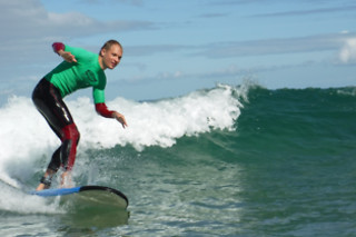 Dos clases grupales de surf o de paddle surf en Suances (Cantabria)