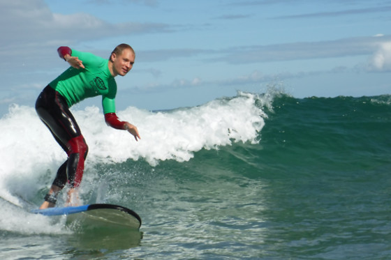 Dos clases grupales de surf o de paddle surf en Suances (Cantabria)