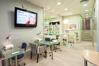 Un tratamiento facial con punta de diamante y vitamina C para 2 en Benestar Balmes en Barcelona