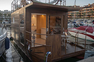 Una noche en una casa flotante para 3 en La Maison de la Mer en Sotogrande (Cádiz)
