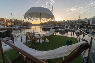Una noche en una casa flotante para 3 en La Maison de la Mer en Sotogrande (Cádiz)