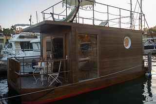 Una noche en una casa flotante para 3 en La Maison de la Mer en Sotogrande (Cádiz)