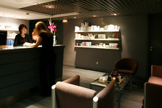 Un tratamiento facial con punta de diamante y vitamina C para 2 en Benestar Balmes en Barcelona