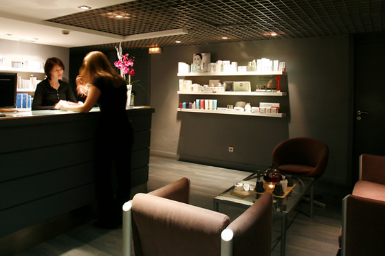 Un tratamiento facial con punta de diamante y vitamina C para 2 en Benestar Balmes en Barcelona