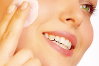 Un tratamiento facial triple para 2 en Bellezzia Clínicas Estéticas en Alicante
