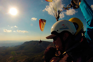 Un bautizo de vuelo en parapente para 2 en Parapent Entrenúvols en Ager (Lleida)