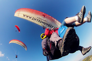 Un bautizo de vuelo en parapente para 2 en Parapent Entrenúvols en Ager (Lleida)
