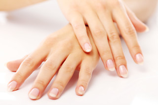 Una manicura para 1 en System Perruquers en Canet de Mar (Barcelona)