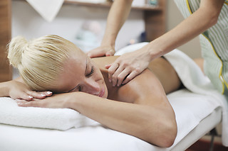Un masaje relajante y autobronceador para 1 en Divinity Clinic en Torrejón de Ardoz (Madrid)