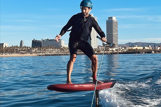 Una clase de Wakefoil y fotografías para 1 en Sea You Barcelona en Barcelona