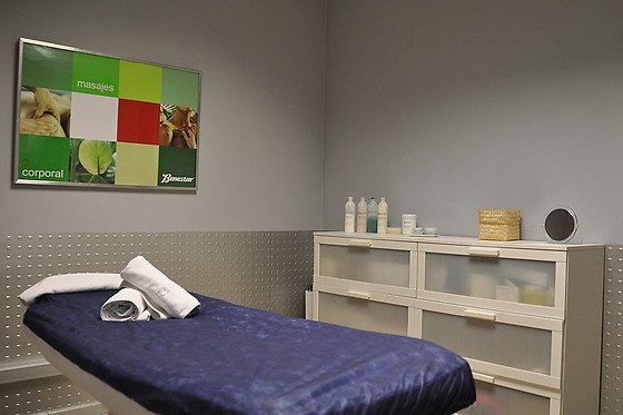 Un tratamiento facial con punta de diamante y vitamina C para 2 en Benestar Balmes en Barcelona
